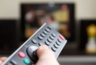 Assistir televisão e ouvir música pode te ajudar a pegar no sono? Entenda