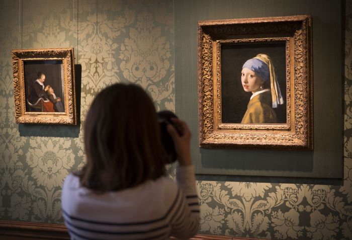 A famosa pintura Girl with a Pearl Earring exposta no Museu Mauritshuis / Getty Images