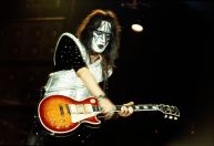 Ex-guitarrista do Kiss se irrita com comentário e ameaça expor “podres” caso não receba desculpas