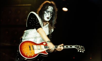 Ex-guitarrista do Kiss se irrita com comentário e ameaça expor "podres" da banda caso não receba desculpas