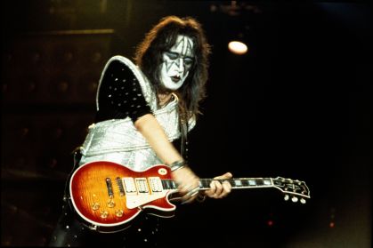 Guitarrista Ace Frehley em show do Kiss na Califórnia em 23 de agosto de 1996.