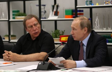 SOCHI, RÚSSIA - 19 DE JULHO: (RÚSSIA FORA) O presidente russo Vladimir Putin (R) fala enquanto o violoncelista e empresário Sergei Roldugin (R) observa durante a reunião do Conselho de curadores do centro educacional Sirius para crianças superdotadas em 19 de julho, 2016 em Sochi, Rússia. Vladimir Putin disse que o último relatório sobre doping entre atletas russos carece de substância e é altamente político. O presidente russo disse que os funcionários nomeados no relatório serão temporariamente suspensos.