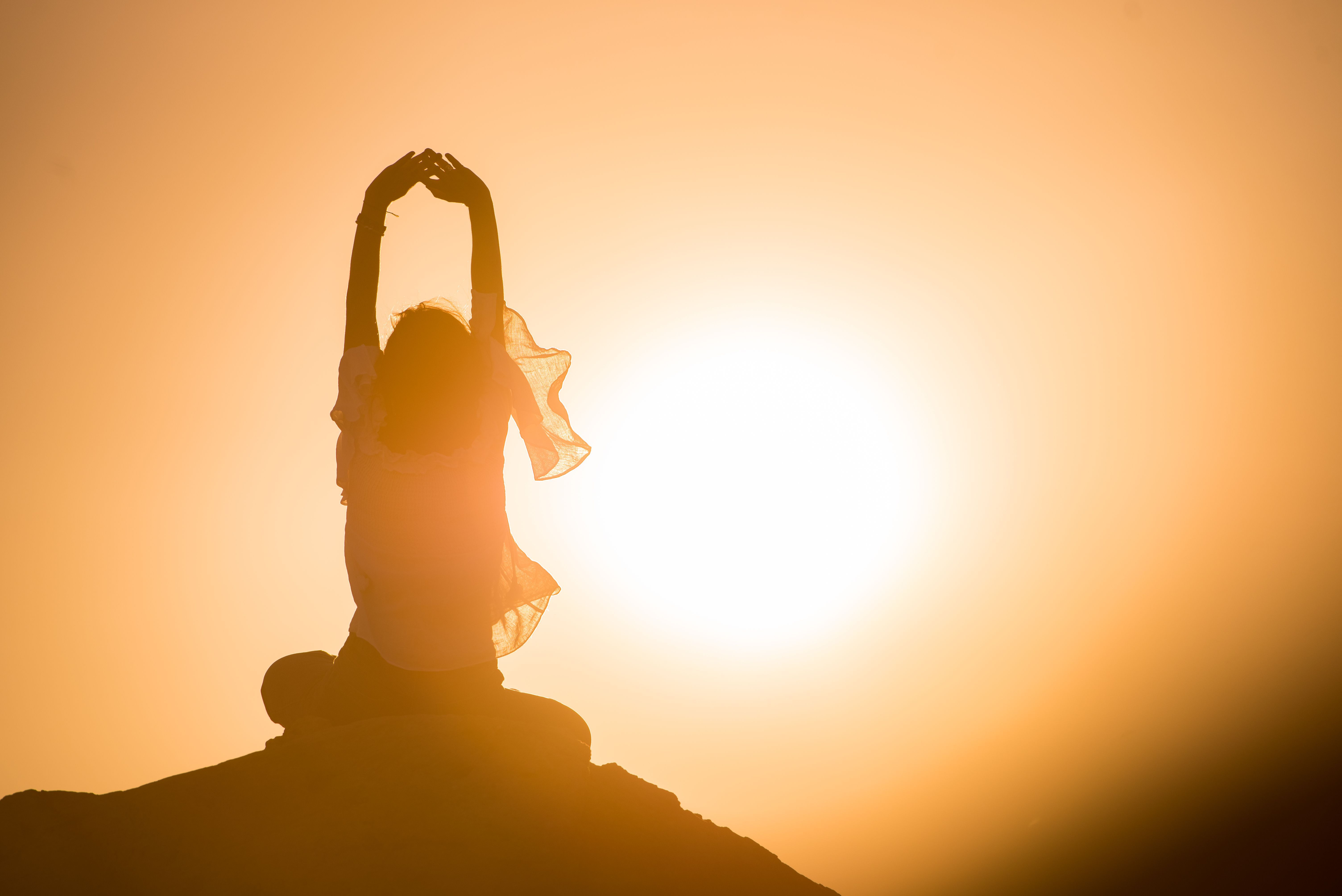 Foto ilustrativa - mulher meditando na natureza