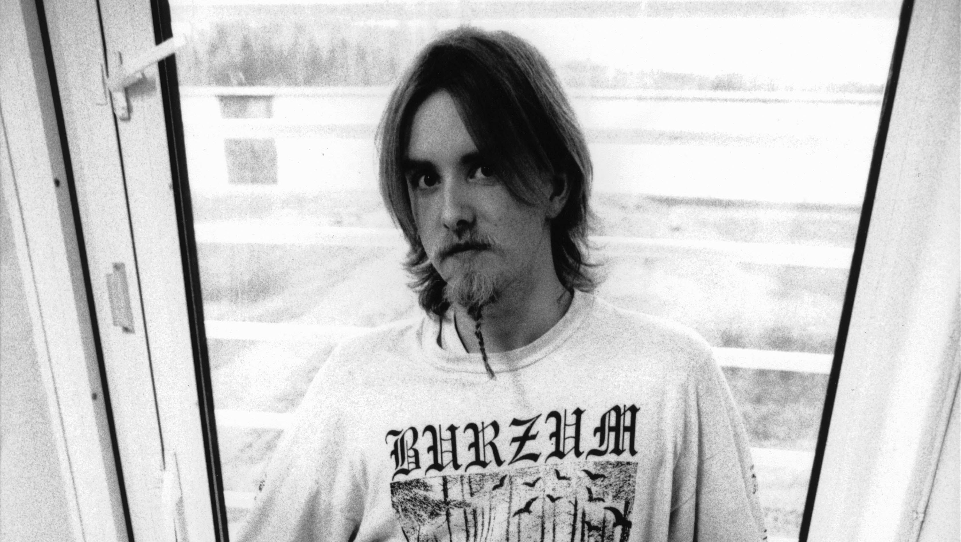 Varg Vikernes, ex-integrante do Mayhem que foi condenado por matar seu colega de banda Euronymous, fotografado em sua cela na prisão na Noruega, em 1998 / Mick Hutson/Redferns
