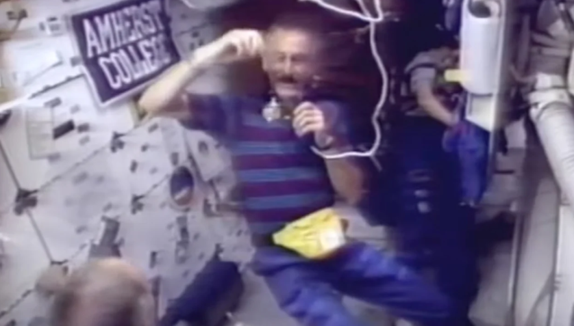 Jeffrey Hoffman, o primeiro astronauta judeu da NASA, é visto girando um pião durante uma missão de ônibus espacial em 1993 / Centro de História Judaica/YouTube/NASA