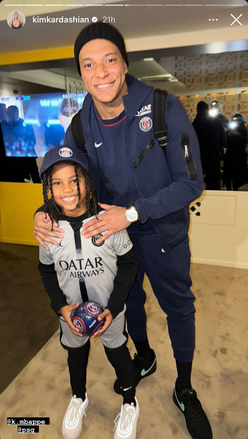 Filha de Kim Kardashian tira foto com Mbappé. Foto: Reprodução/Redes Sociais