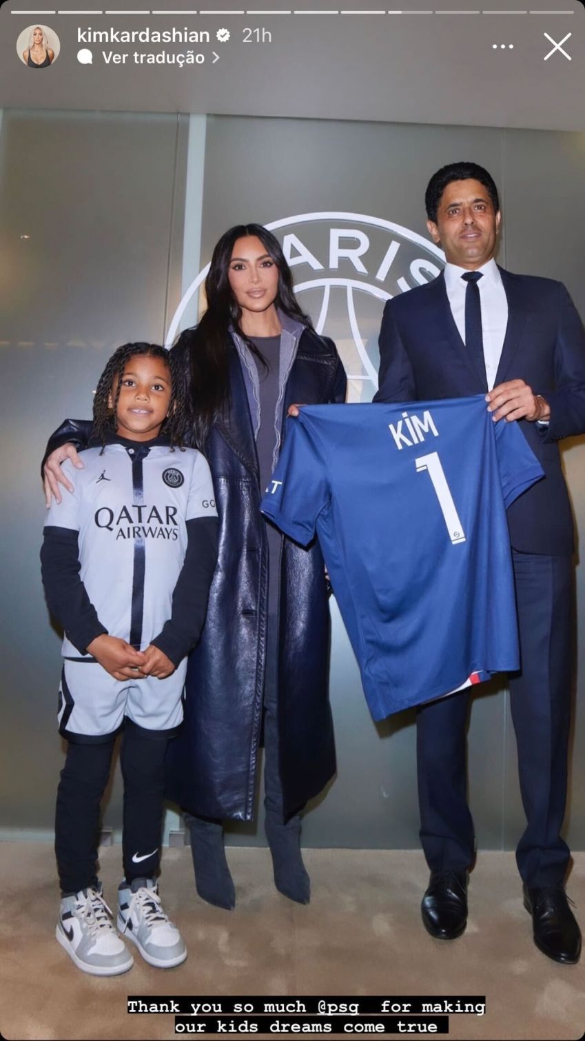 Kim Kardashian ao lado de Nasser Al-Khelaïfi, presidente do PSG. Foto: Reprodução/Redes Sociais