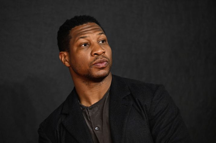 Jonathan Majors é declarado culpado em duas das quatro acusações de agressão e assédio / Jeff Spicer/Getty Images for Warner Bros.