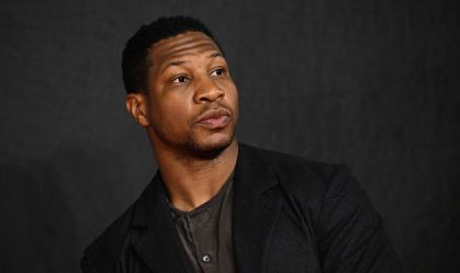 Condenado por agressão e assédio, Jonathan Majors pede namorada em casamento