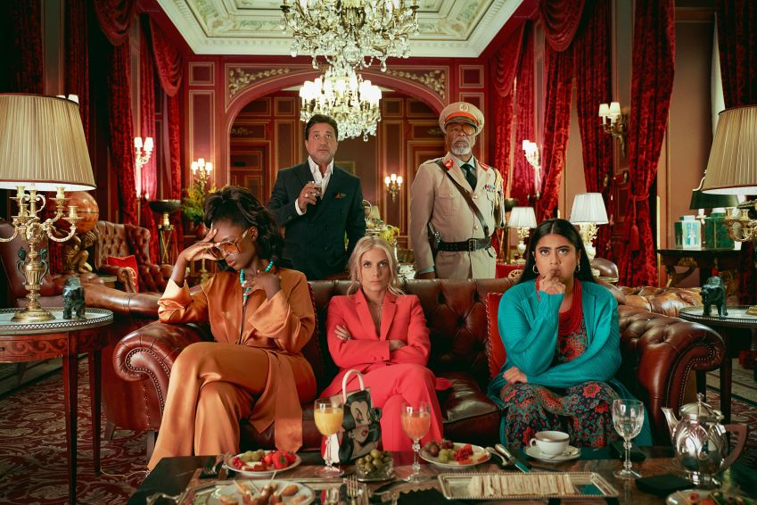 Jodie Turner-Smith como Condessa, Enrique Arce como Francisco, Melanie Laurent como Claudette Joubert, John Kani como Coronel Ulenga e Kuhoo Verma como Saira em "Mistérios em Paris" / Foto: Scott Yamano/Netflix