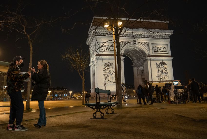 Escritor/Diretor Jeremy Garelick e Produtora Jennifer Aniston como Audrey Spitz no set de "Mistérios em Paris" / Foto: Scott Yamano/Netflix