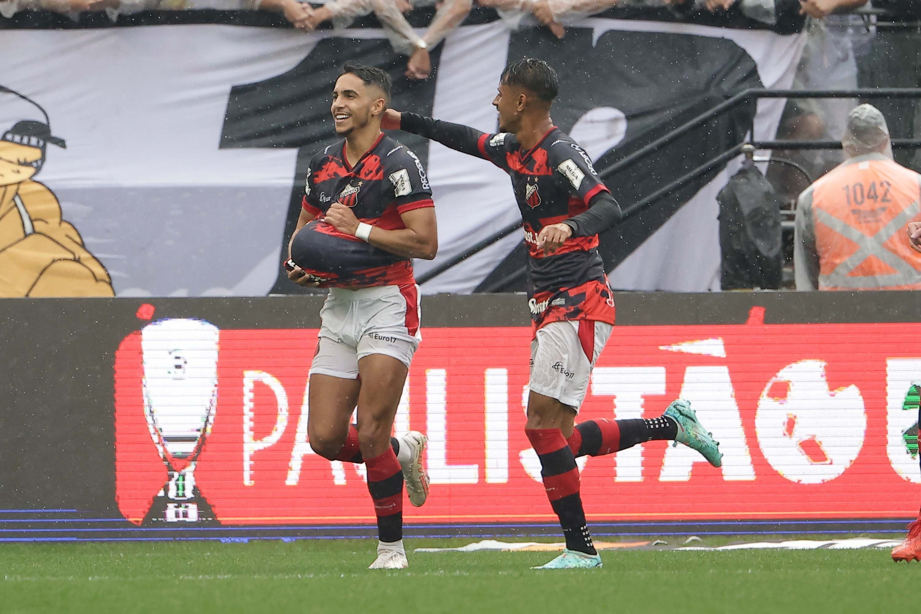 Jogadores do Ituano comemoram gol marcado contra o Corinthians neste domingo (12) pelas quartas de final do Paulistão