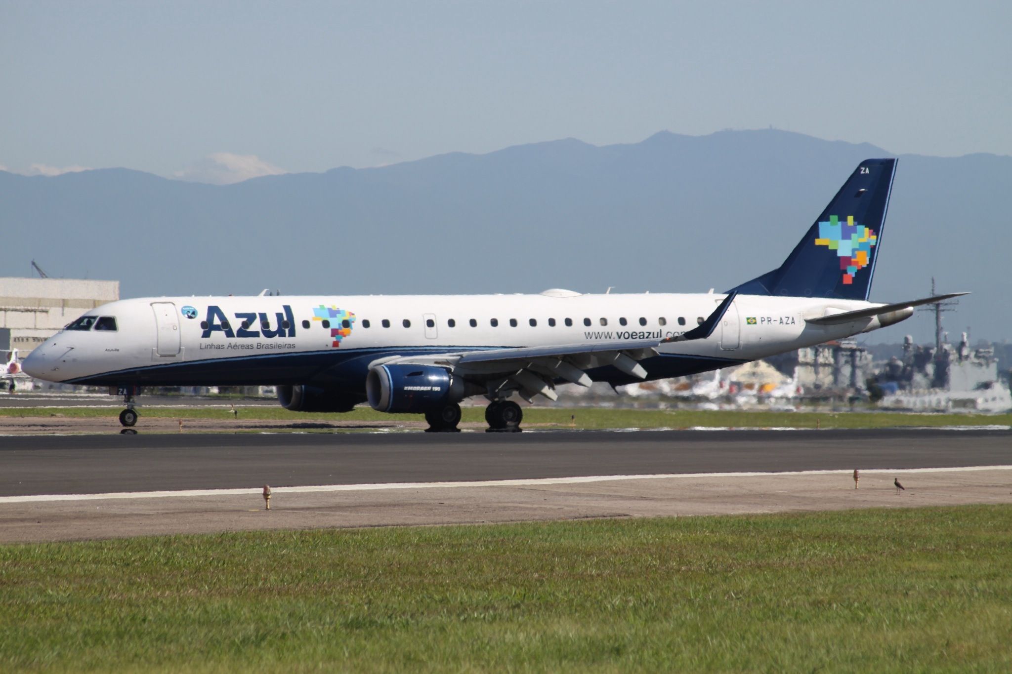 PR-AZA_Embraer_190_Azul_(8141963748)