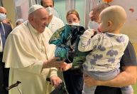 Após internação, Papa Francisco visita crianças em hospital e terá alta neste sábado