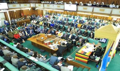 Parlamento da Uganda aprova projeto de lei que criminaliza a identificação como LGBTQ+