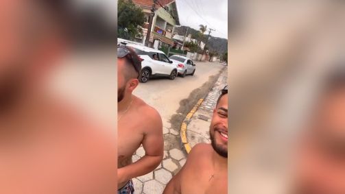 Motorista dá cantada em turistas e bate o carro no litoral de SP