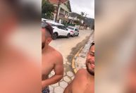 Motorista dá cantada em turistas e bate o carro no litoral de SP; veja o vídeo