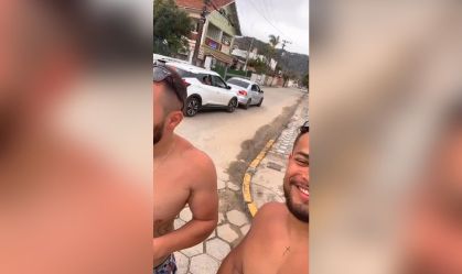 Motorista dá cantada em turistas e bate o carro no litoral de SP