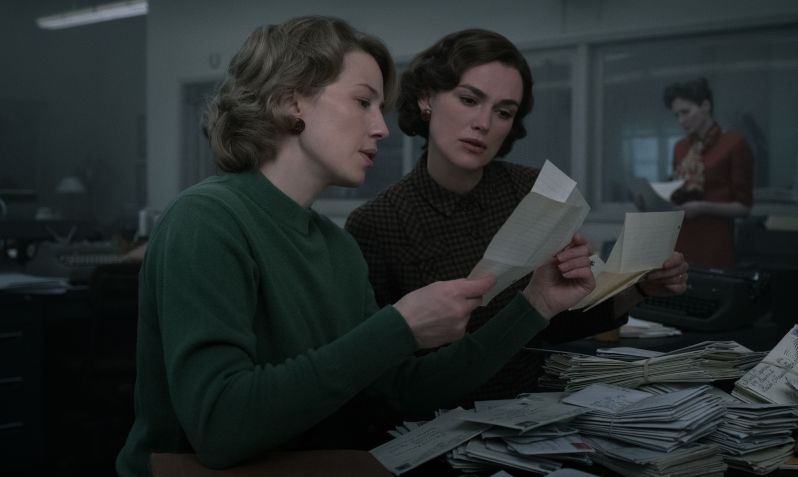 Carrie Coon como Jean Cole e Keira Knightley como Loretta McLaughlin em "O Estrangulador de Boston” / Foto: 20th Century Studios