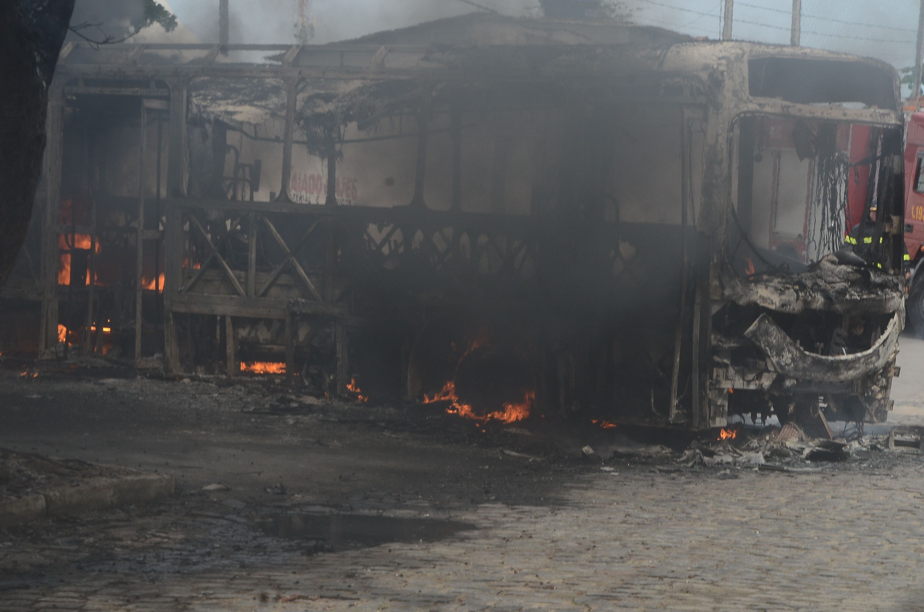 Criminosos ateiam fogo em ônibus em Natal