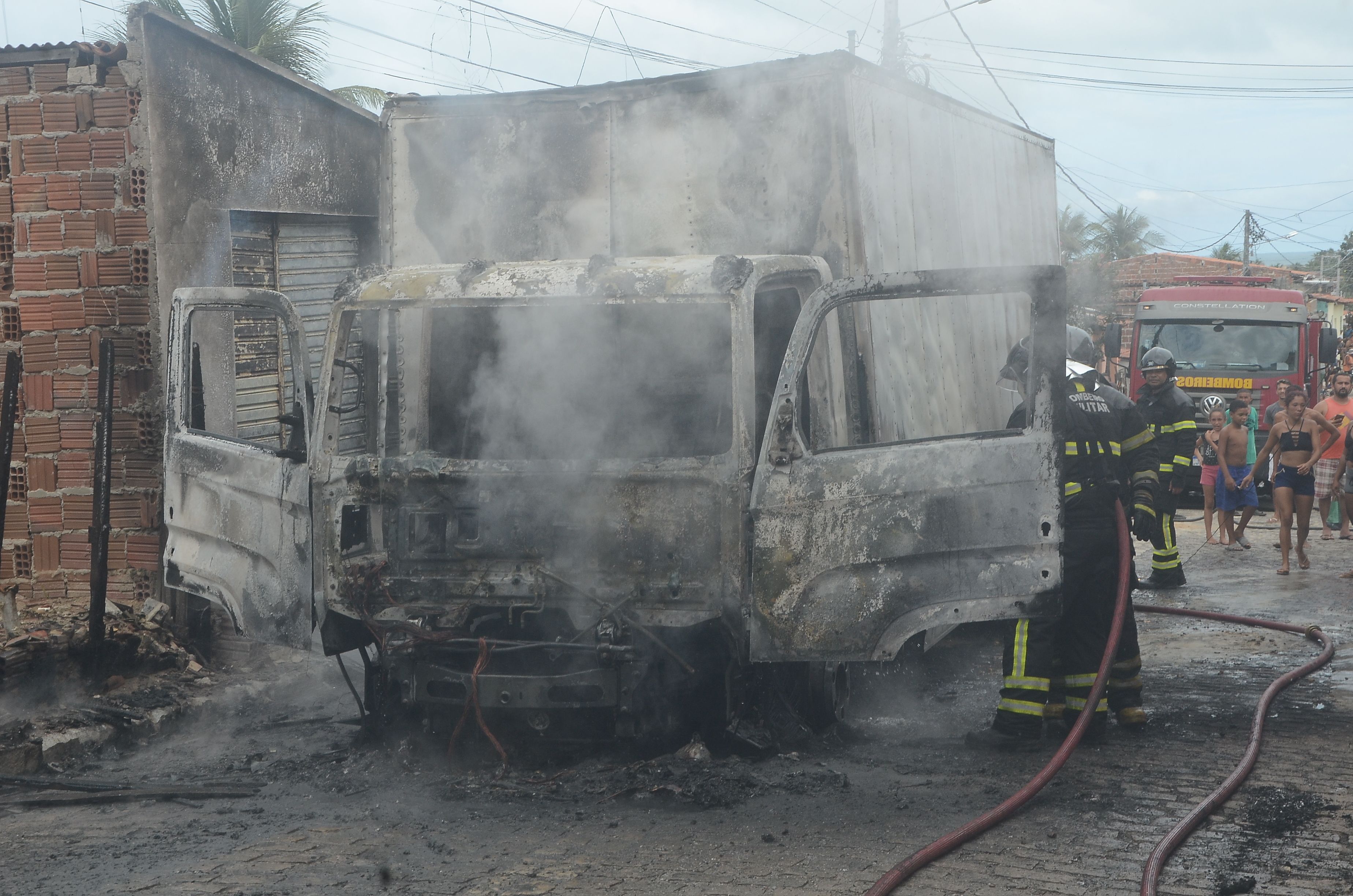Caminhão incendiado por criminosos em Natal, no Rio Grande do Norte
