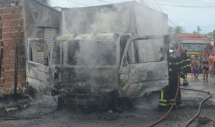 Caminhão incendiado por criminosos em Natal, no Rio Grande do Norte