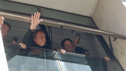 Após retornar dos Estados Unidos, o ex-presidente Jair Bolsonaro (PL) acena para apoiadores na sede do PL, em Brasília