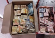 Caixas com dinheiro vivo são apreendidas pela Polícia do DF em operação contra lavagem de capitais