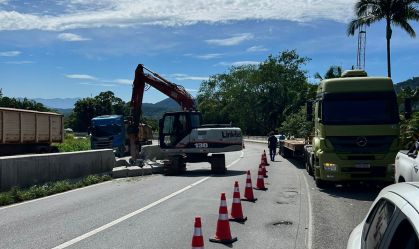 Principal ligação entre Curitiba e o litoral do PR está interditada por afundamento de pista