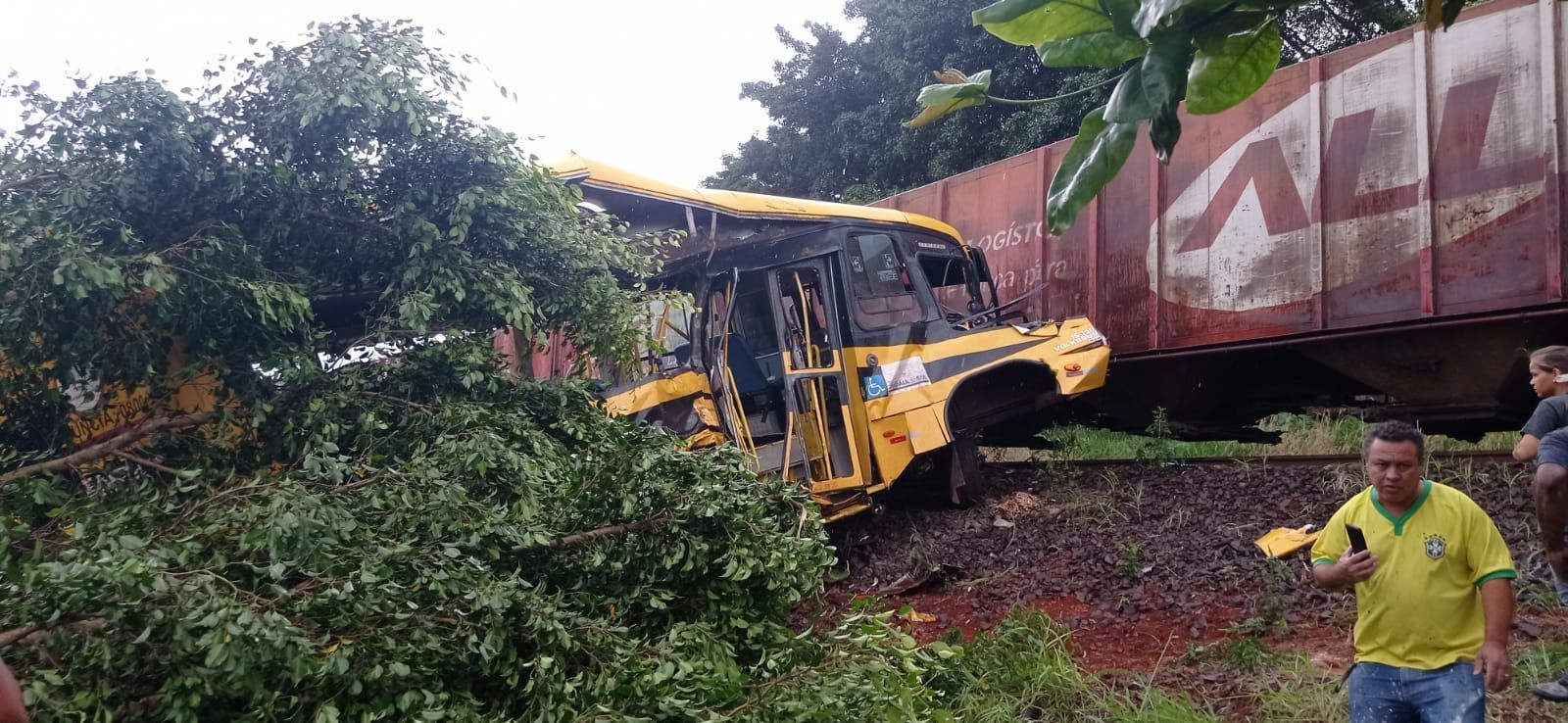 Ônibus atingido por trem no norte do Paraná