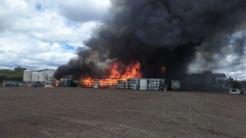 Bombeiros trabalham para combater fogo em indústria no interior de Santa Catarina