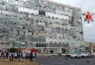 Incêndio atinge prédio onde funciona o Comando da Marinha, em Brasília