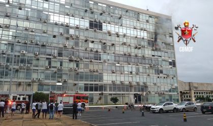 Incêndio atinge prédio onde funciona o Comando da Marinha, em Brasília
