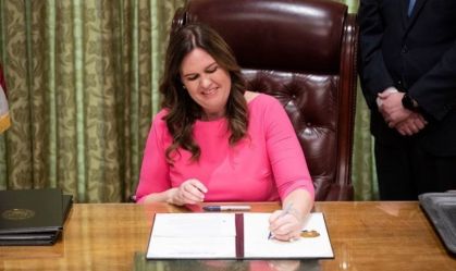 Governadora do Arkansas assina projeto de lei que restringe o uso do banheiro por alunos transgêneros nas escolas