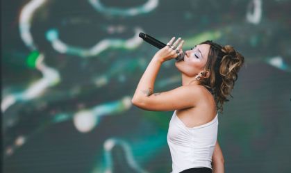 Imagem de destaque do post: Lolla 2023: após atraso na abertura dos portões, cantora se apresenta para cerca de dez pessoas