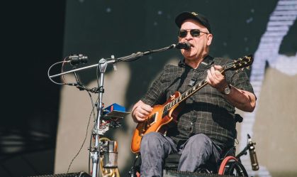 Herbert Vianna durante show do Paralamas do Sucesso no Lollapalooza neste domingo (26).