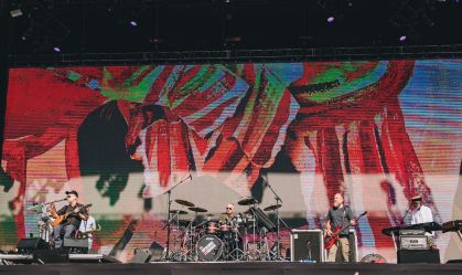 Paralamas do Sucesso se apresentam no Lollapalooza neste domingo (26)