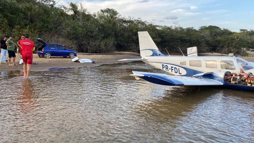 Avião que fez pouso sobre a água em Boa Vista (RR)