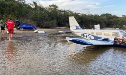 Avião que fez pouso sobre a água em Boa Vista (RR)