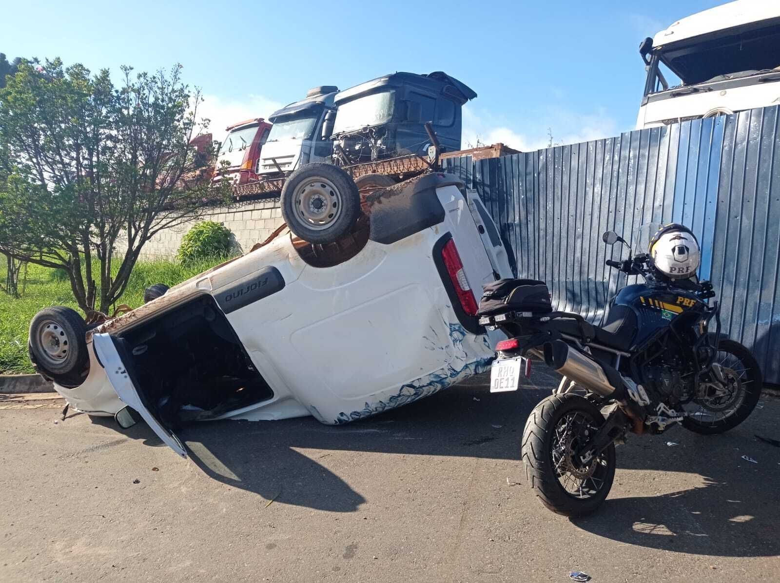 Veículo capota ao fugir da PRF