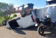 Adolescente tenta fugir da polícia em veículo roubado e capota no Paraná