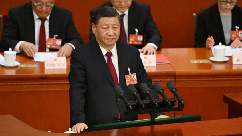O líder chinês Xi Jinping faz o primeiro discurso de seu terceiro mandato como presidente no encerramento do Congresso Nacional do Povo em Pequim em 13 de março. / Noel Celis/AFP/Getty Images