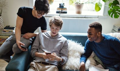 Como ajudar os adolescentes a lidar com as redes sociais com segurança
