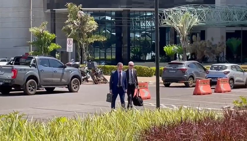 Armas entregues pela defesa de Bolsonaro estão nos malotes / Elijonas Maia/CNN