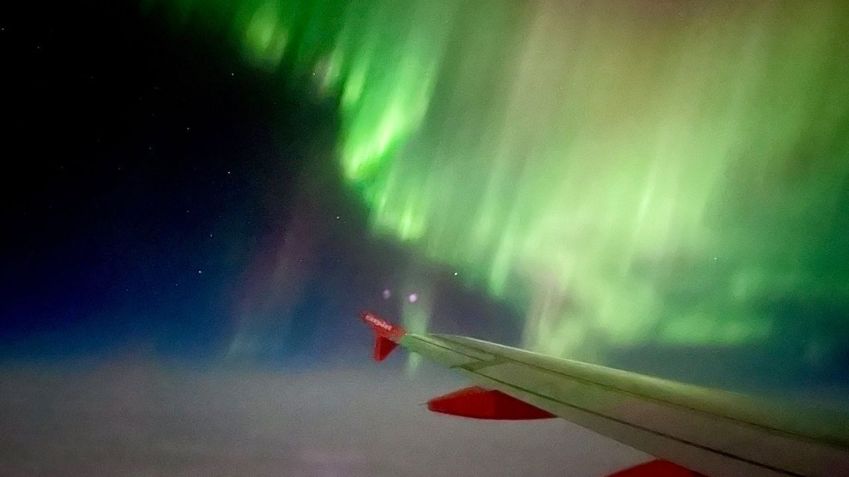 O piloto do voo 1806 da easyJet de Reykjavik para Manchester presenteou seus passageiros com um espetáculo incrível / Ross Sticka
