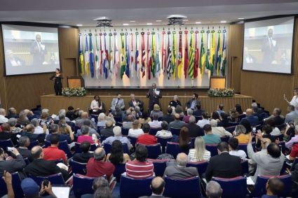 Ministro dos Direitos Humanos, Silvio Almeida, fala durante abertura da "Semana do Nunca Mais" ao receber representantes de anistiados e anistiados políticos.