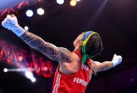 Bia Ferreira supera colombiana e é bicampeã mundial de boxe
