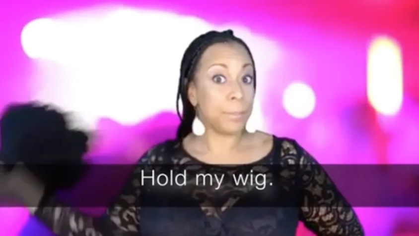 A comediante Holly Logan ajudou a popularizar o meme "segure minha peruca" / De Holly Logan