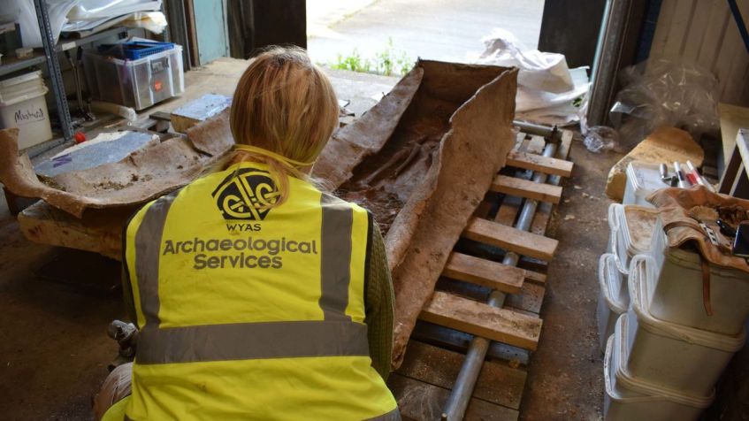 O caixão revestido de chumbo é considerado "muito raro" e acredita-se que continha uma mulher de alto status / West Yorkshire Joint Services/Leeds City Council