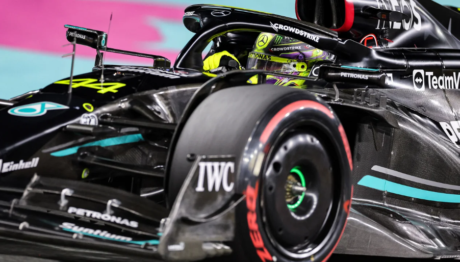 Mercedes e Lewis Hamilton estão atualmente bem longe do ritmo estabelecido pela Red Bull. Giuseppe Cacace/AFP/Getty Images